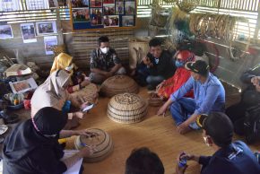 Kunjungi UMKM Produk Unggulan Desa, Ketua TP PKK Kabupaten Kutai Timur, Beri Motivasi Dan Dukung Pengembangan Usaha Lokal